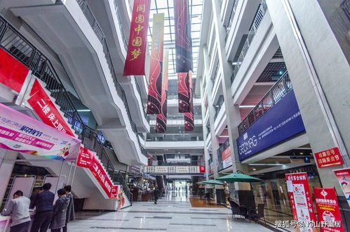 義烏國(guó)際商貿(mào)城 全球最大的小商品交易中心,是地方經(jīng)濟(jì)的大動(dòng)脈